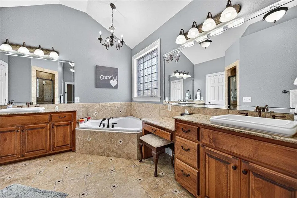 1502 NE Bluff Springs Ave, Bentonville, AR 72712