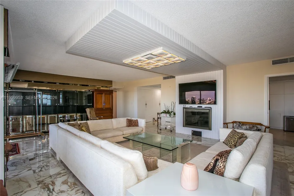 1800 NE 114th St, Miami, FL 33181