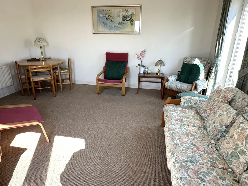 Property carousel item 6