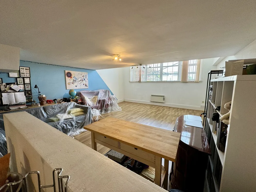 Property carousel item 6