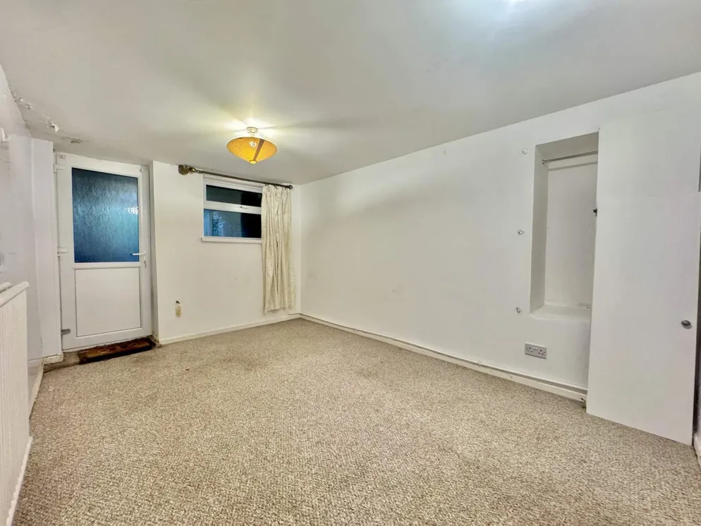 Property carousel item 6