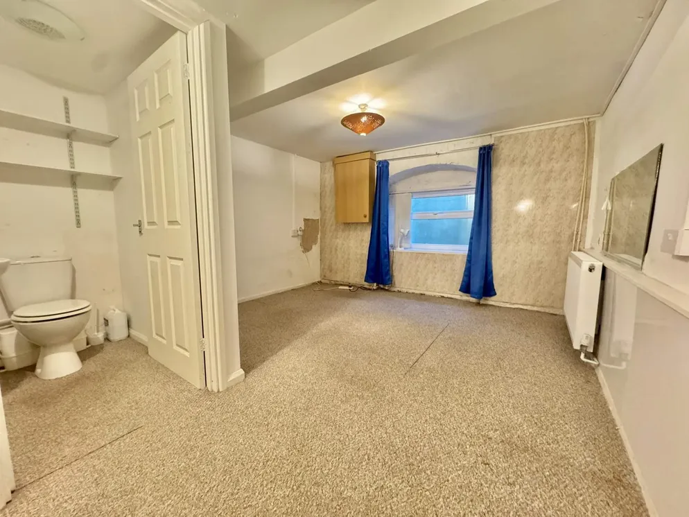 Property carousel item 9