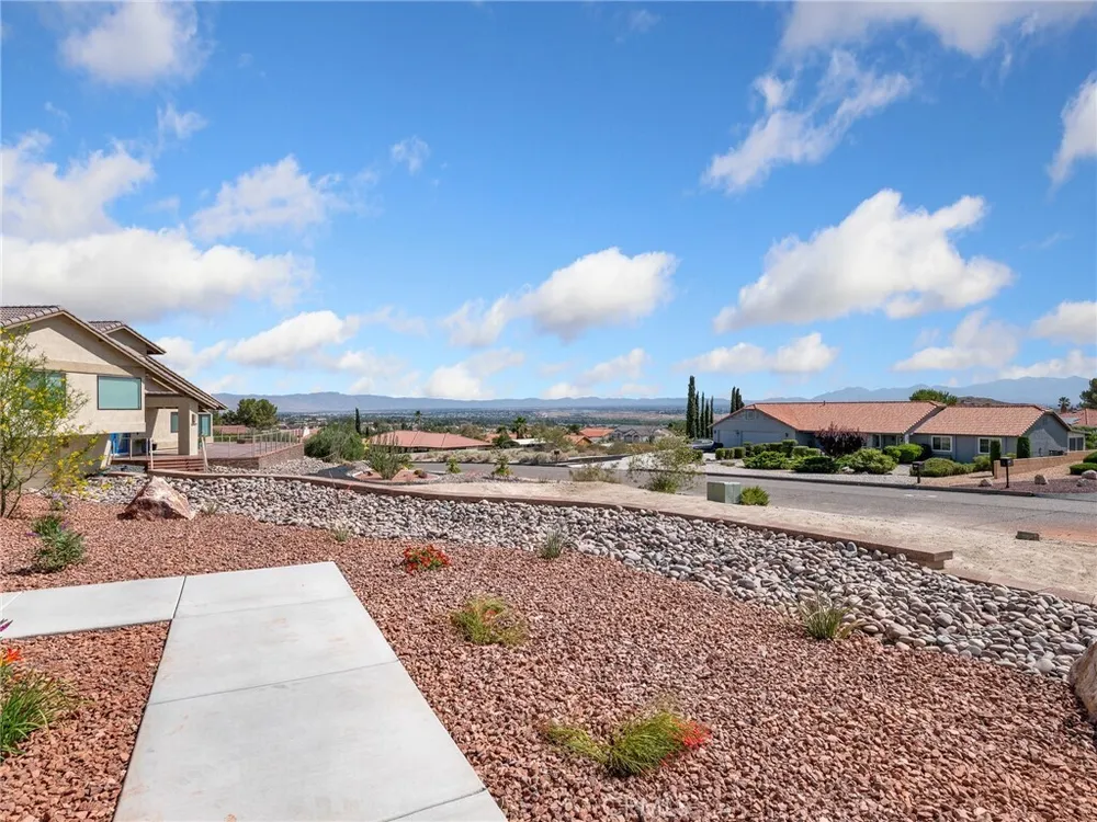16465 Koda Rd, Apple Valley, CA 92307