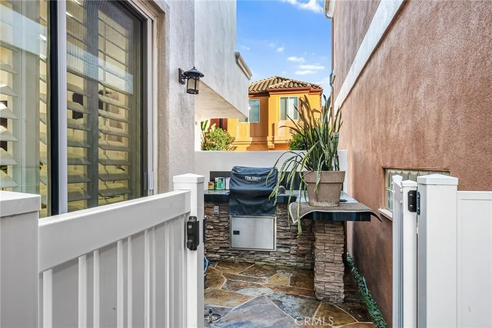 304 Goldenwest St, Huntington Beach, CA 92648