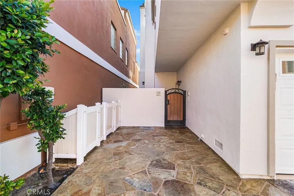 304 Goldenwest St, Huntington Beach, CA 92648