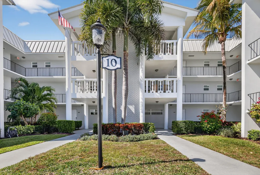 10 Colonial Club Dr, Boynton Beach, FL 33435