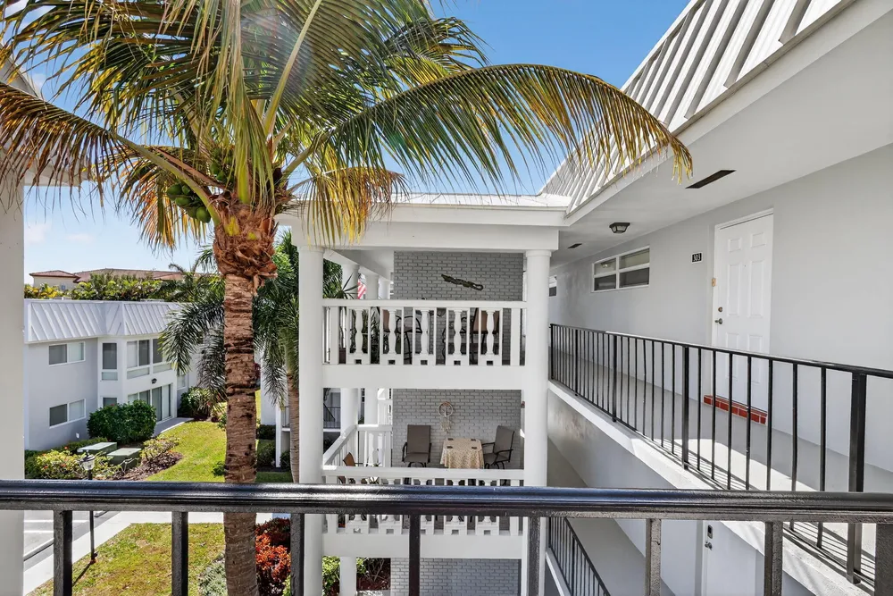 10 Colonial Club Dr, Boynton Beach, FL 33435