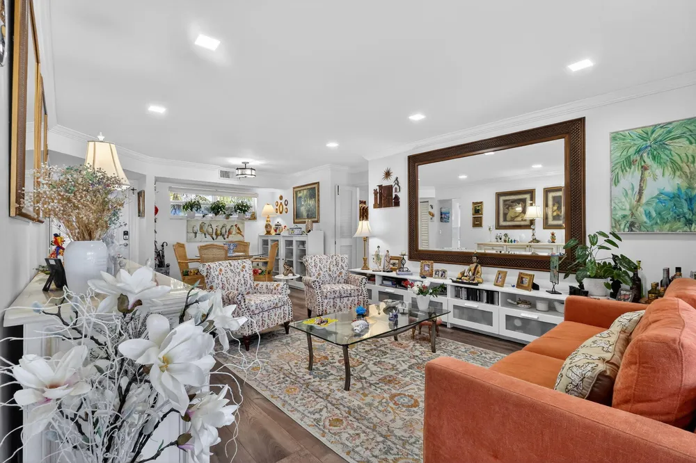 10 Colonial Club Dr, Boynton Beach, FL 33435