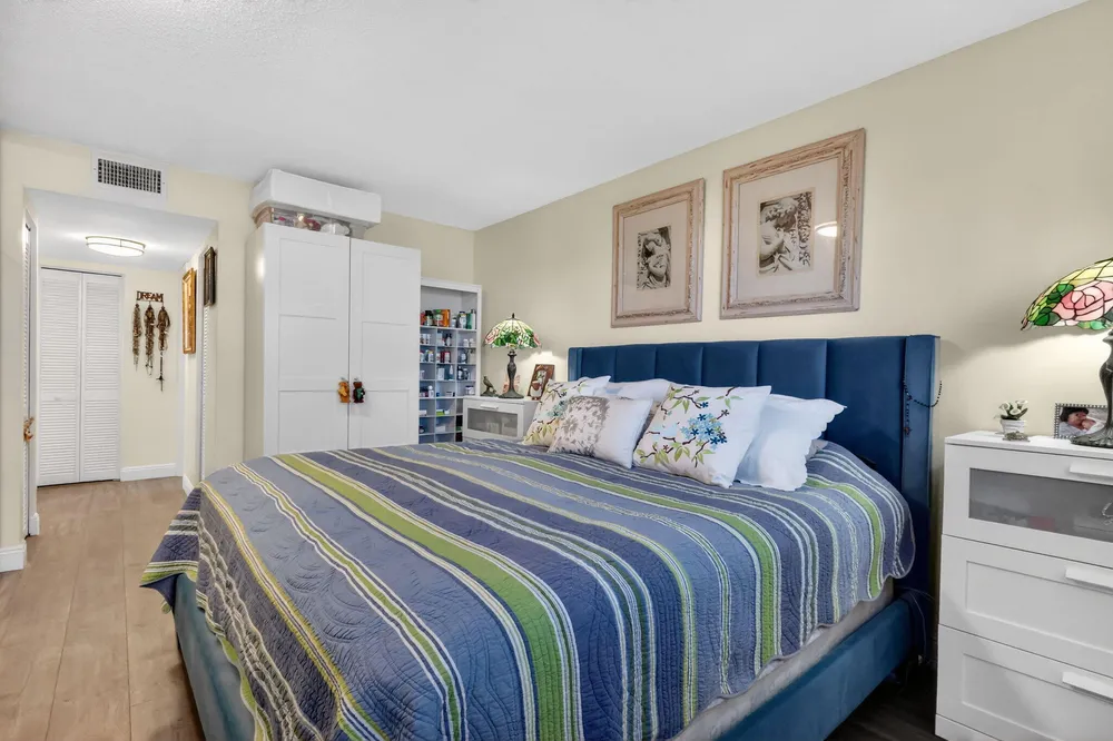 10 Colonial Club Dr, Boynton Beach, FL 33435