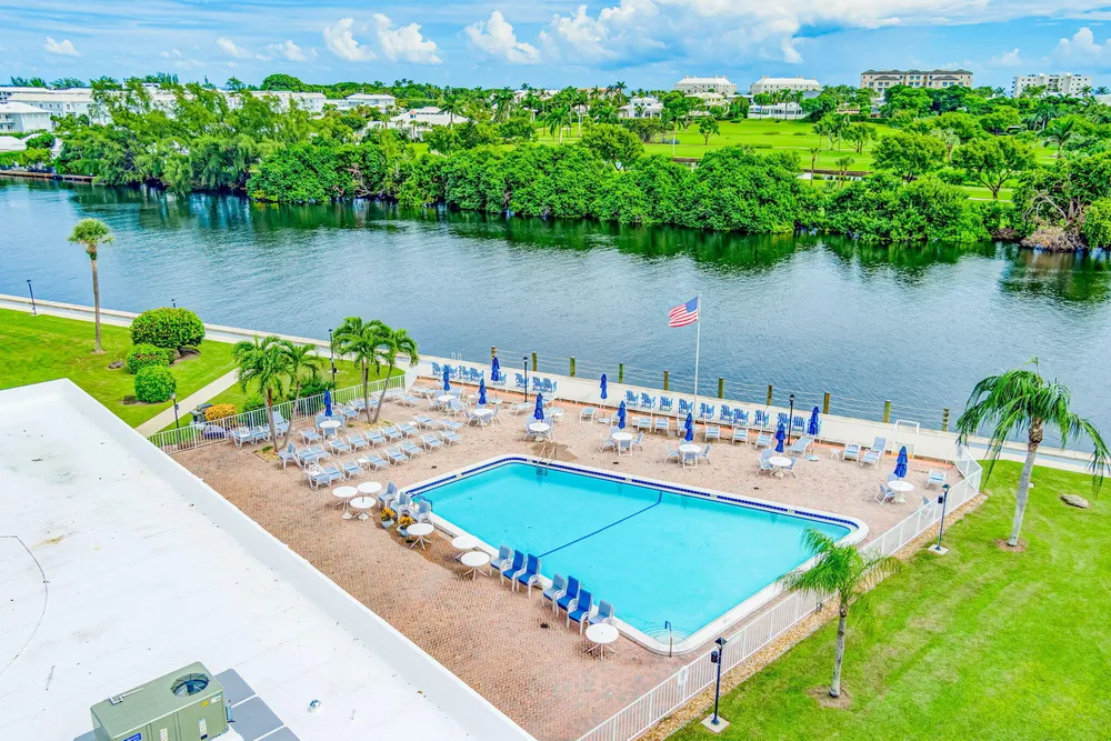 10 Colonial Club Dr, Boynton Beach, FL 33435