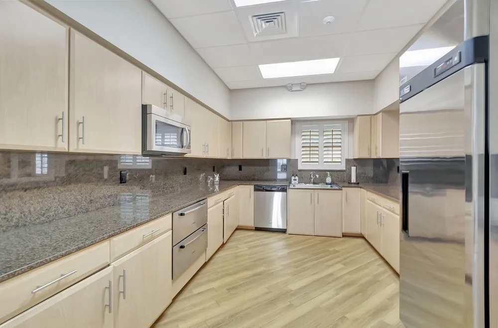 10 Colonial Club Dr, Boynton Beach, FL 33435