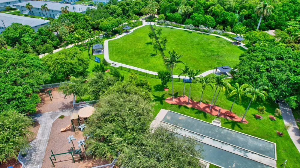 10 Colonial Club Dr, Boynton Beach, FL 33435