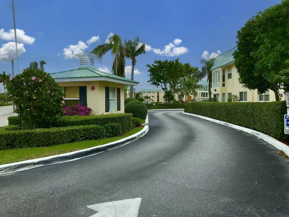 10 Colonial Club Dr, Boynton Beach, FL 33435