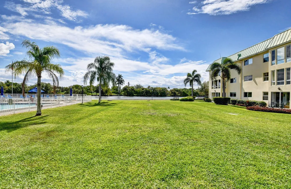 10 Colonial Club Dr, Boynton Beach, FL 33435