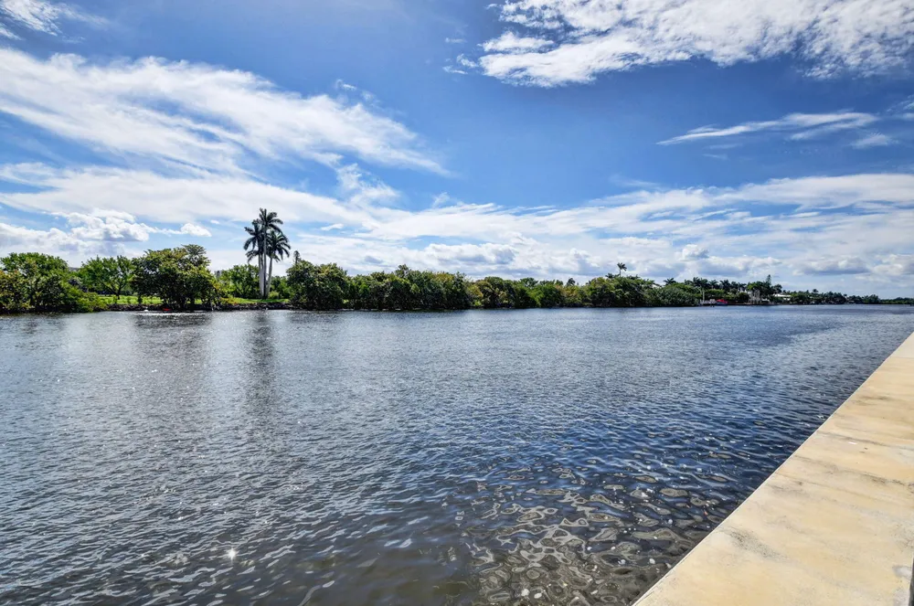10 Colonial Club Dr, Boynton Beach, FL 33435