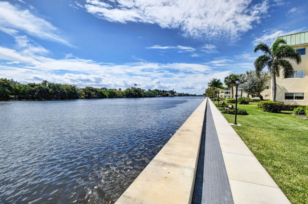 10 Colonial Club Dr, Boynton Beach, FL 33435