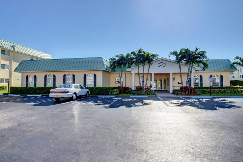 10 Colonial Club Dr, Boynton Beach, FL 33435