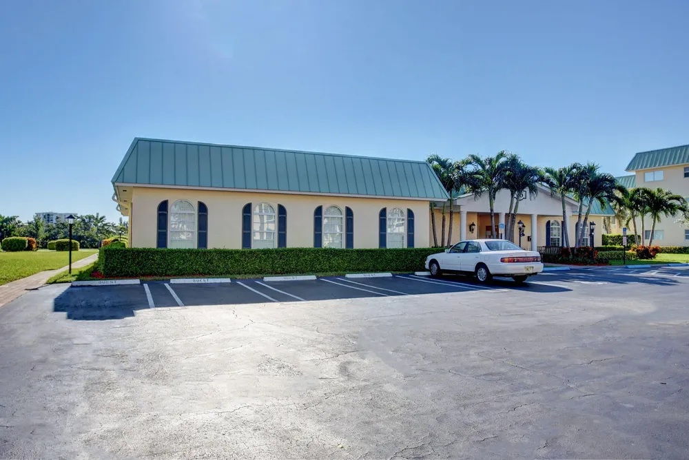 10 Colonial Club Dr, Boynton Beach, FL 33435
