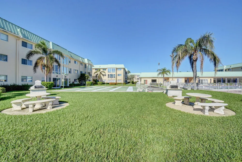 10 Colonial Club Dr, Boynton Beach, FL 33435