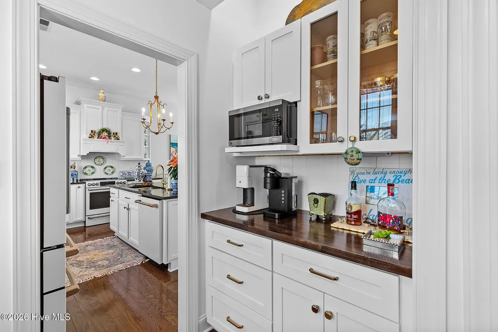 8308 Lakeview Dr, Wilmington, NC 28412