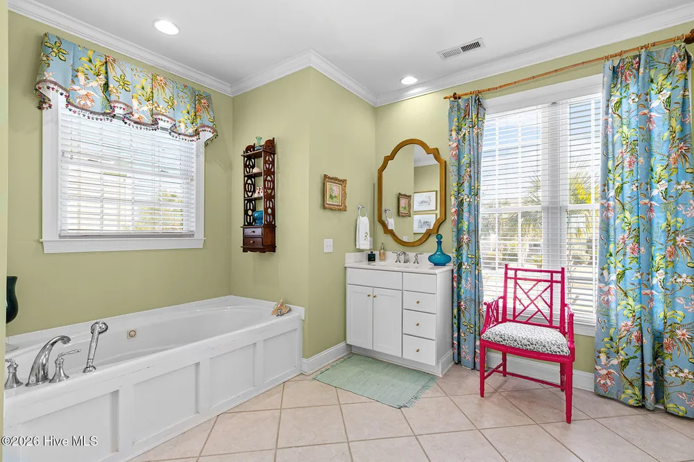 8308 Lakeview Dr, Wilmington, NC 28412