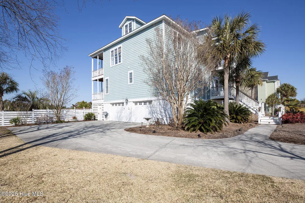 8308 Lakeview Dr, Wilmington, NC 28412