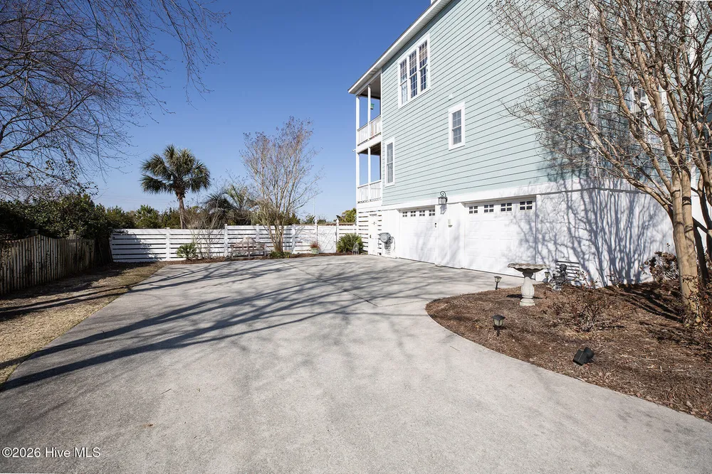 8308 Lakeview Dr, Wilmington, NC 28412