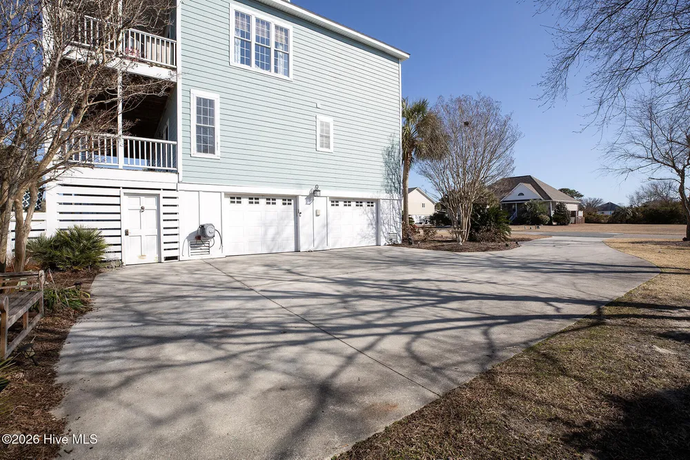 8308 Lakeview Dr, Wilmington, NC 28412