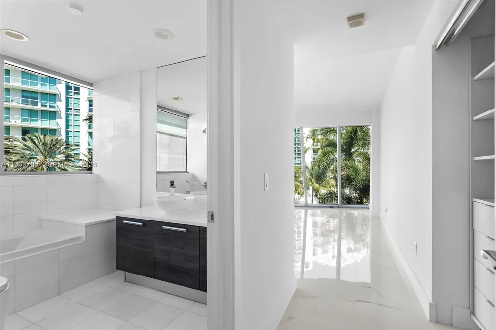 2950 NE 188th St, Aventura, FL 33180