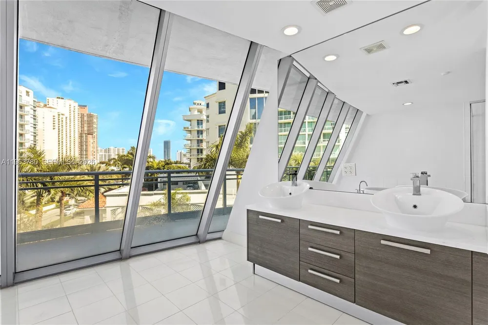 2950 NE 188th St, Aventura, FL 33180