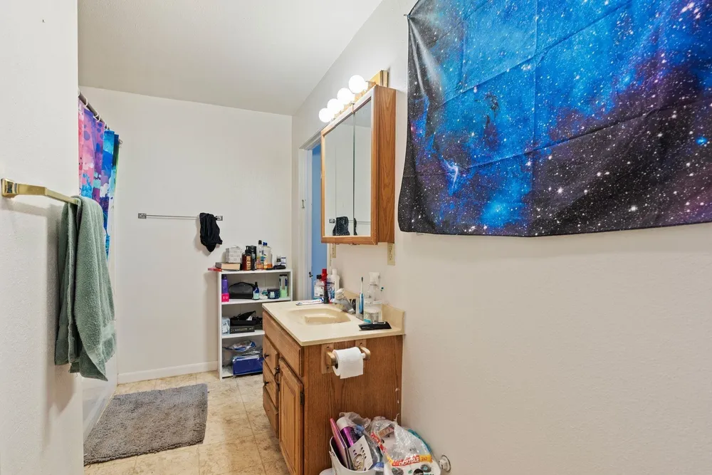 927 E Augusta Ave, Spokane, WA 99207