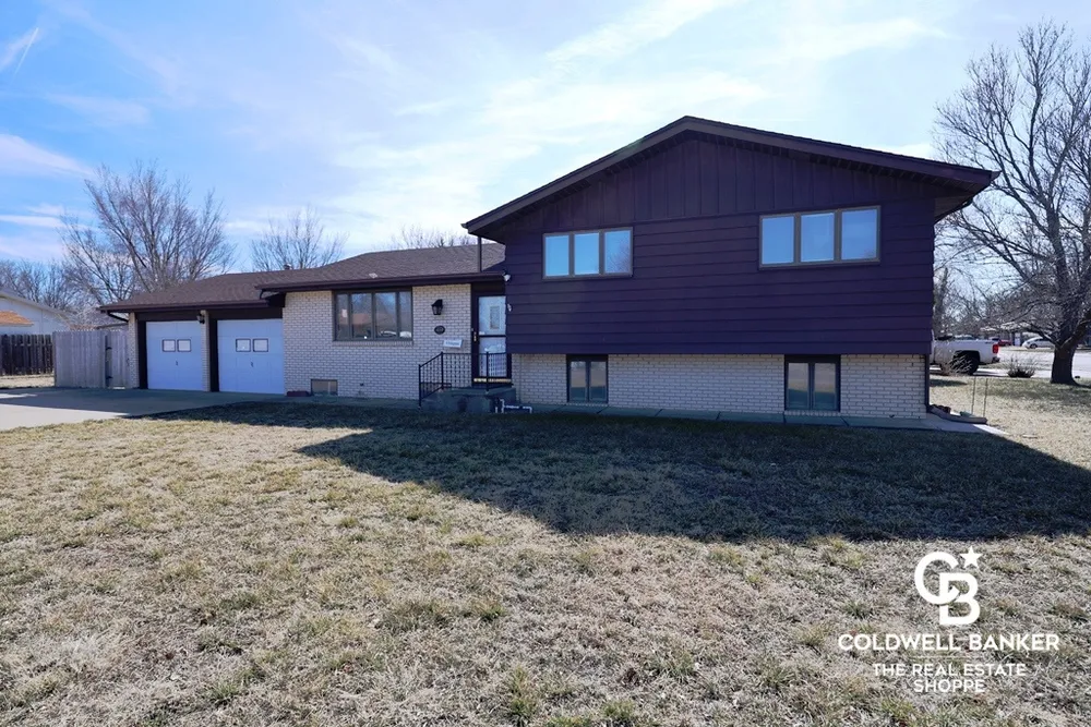2302 E Fair St, Garden City, KS 67846