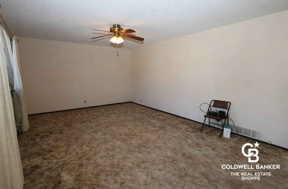 2302 E Fair St, Garden City, KS 67846