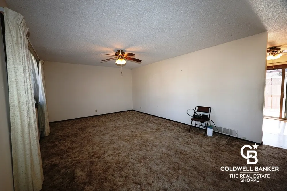 2302 E Fair St, Garden City, KS 67846