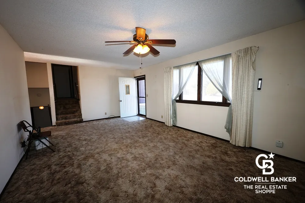 2302 E Fair St, Garden City, KS 67846