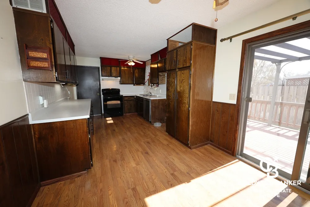 2302 E Fair St, Garden City, KS 67846