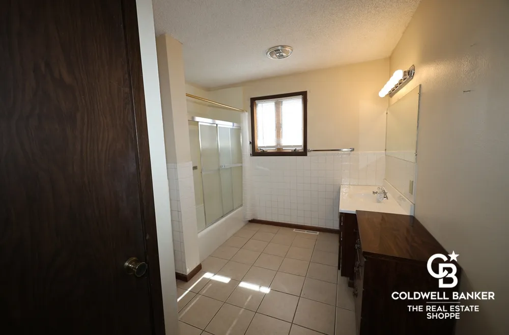 2302 E Fair St, Garden City, KS 67846
