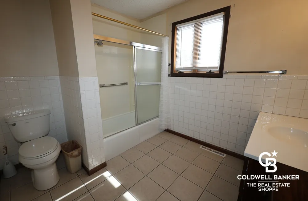 2302 E Fair St, Garden City, KS 67846