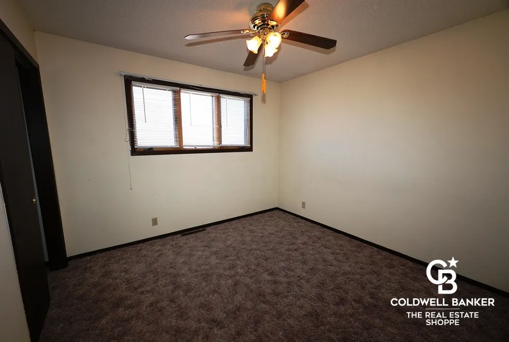 2302 E Fair St, Garden City, KS 67846