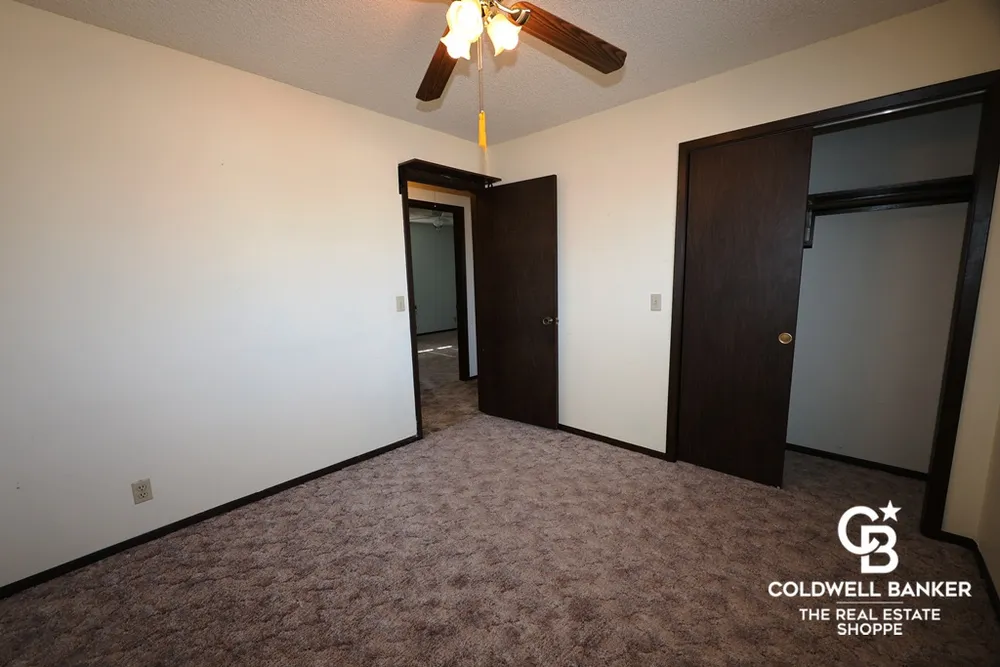 2302 E Fair St, Garden City, KS 67846