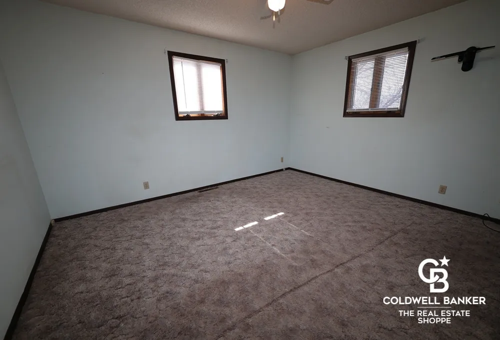 2302 E Fair St, Garden City, KS 67846