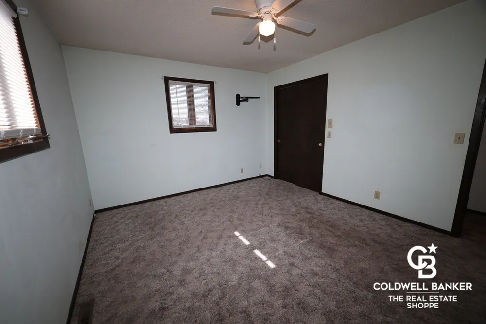 2302 E Fair St, Garden City, KS 67846