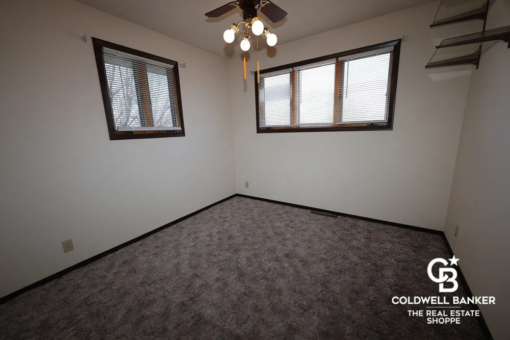 2302 E Fair St, Garden City, KS 67846