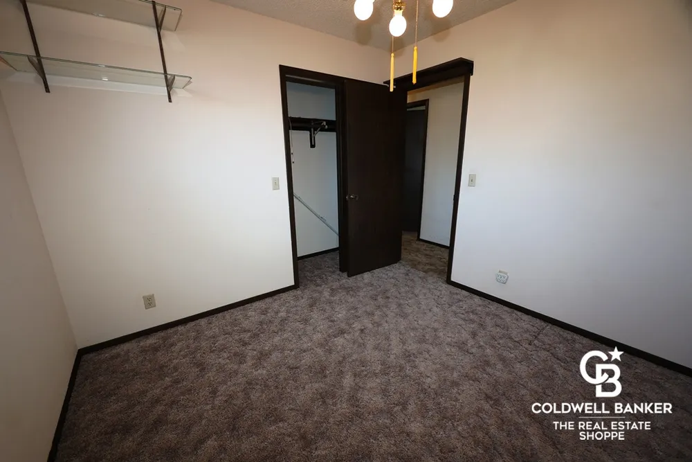 2302 E Fair St, Garden City, KS 67846