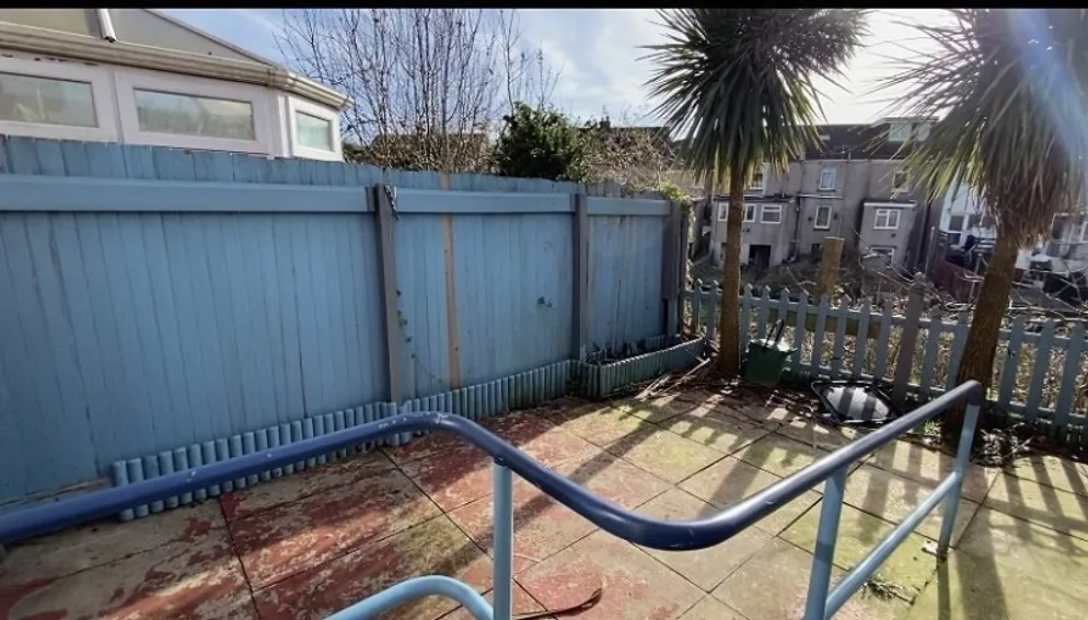 Property carousel item 9