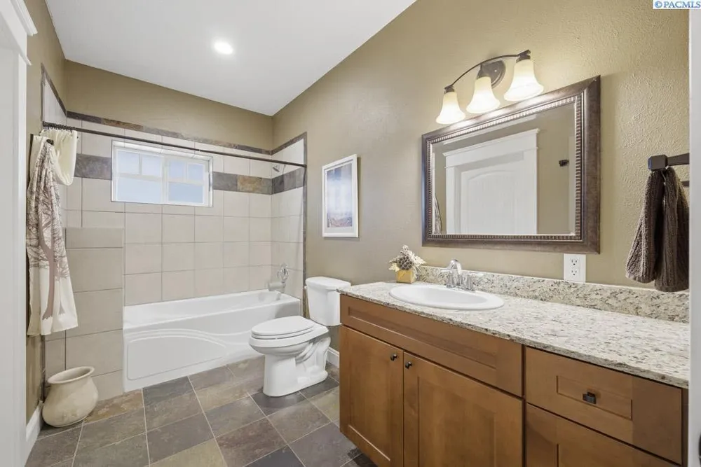1027 SW Ryan Ct, Pullman, WA 99163