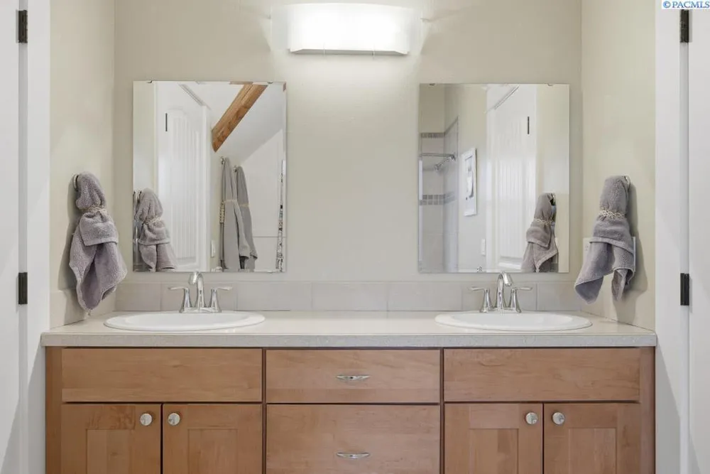 1027 SW Ryan Ct, Pullman, WA 99163