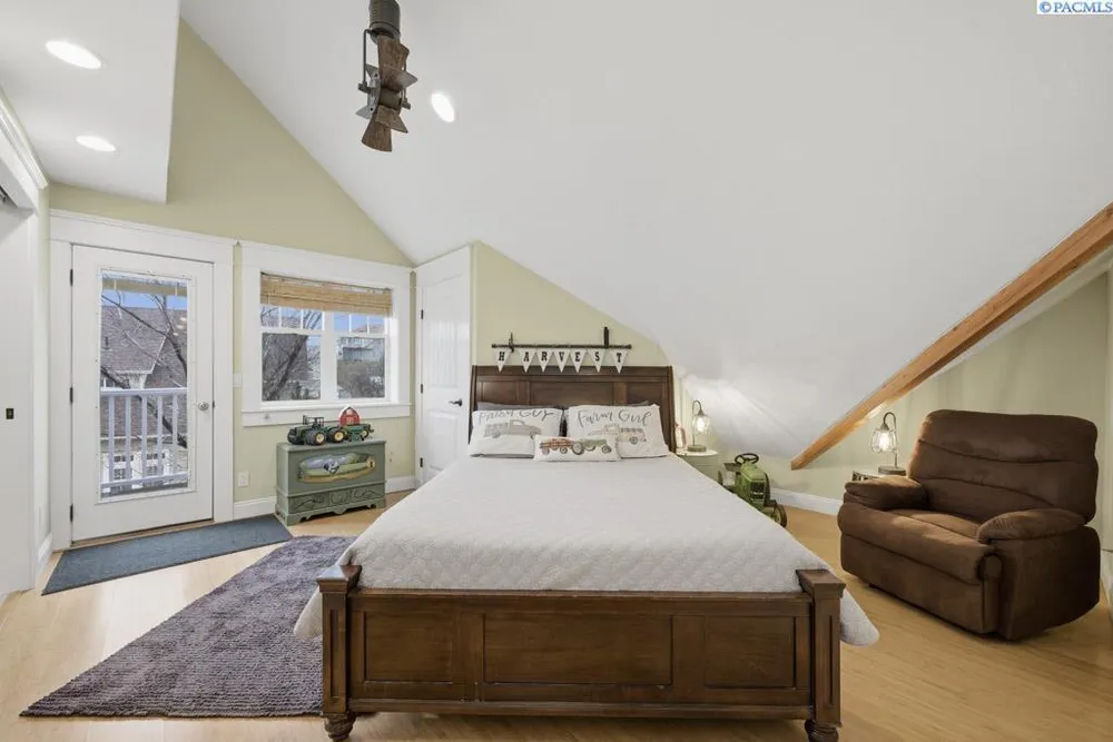 1027 SW Ryan Ct, Pullman, WA 99163