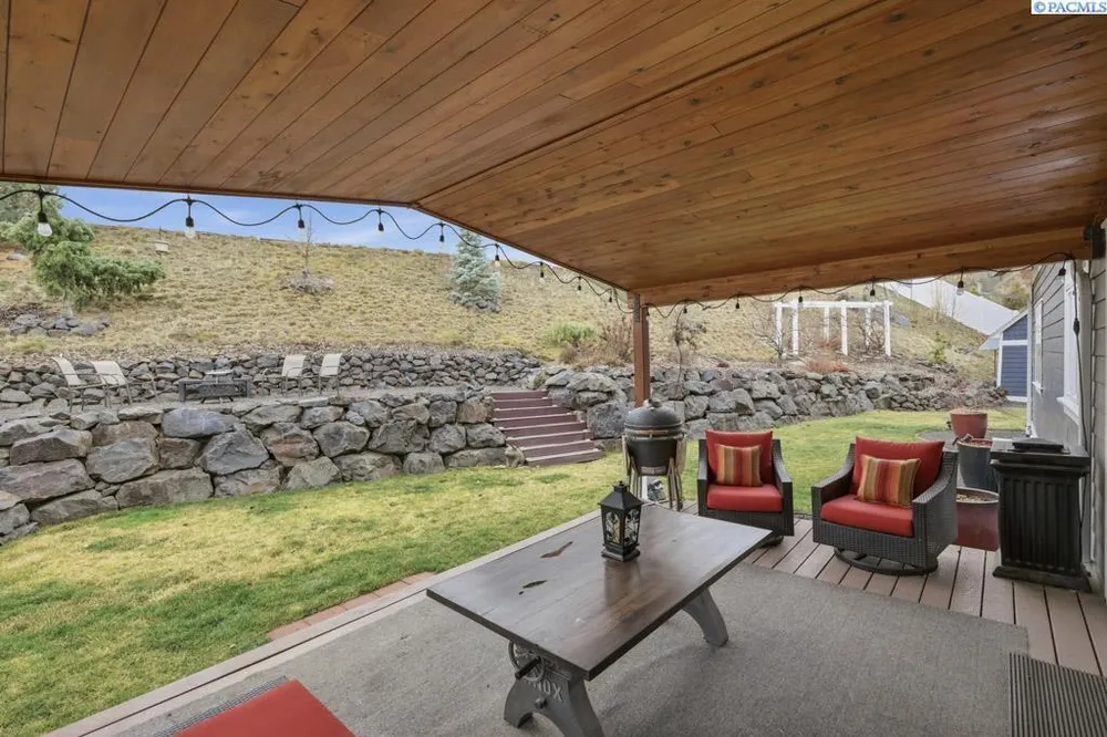 1027 SW Ryan Ct, Pullman, WA 99163