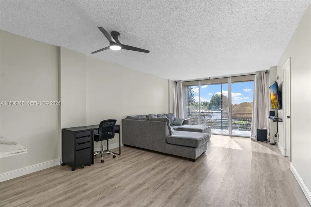 112 Royal Park Dr, Oakland Park, FL 33309